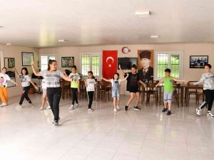 Çocuklar Halk Oyunlarını Öğreniyor