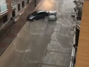 Maltepe’de Selde Sürüklenen Araç Kamerada