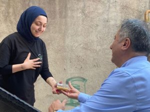 Ak Parti Vatandaşlara Aşure Dağıttı