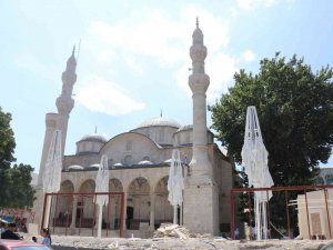 Tarihi Cami Avlusunda Yapılan Beton Bloklar Kaldırıldı