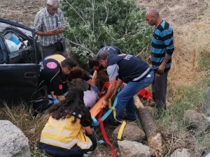 Otomobil Şarampole Devrildi: 2 Yaralı