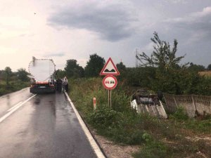 Kamyona Çarpan Hafif Ticari Araç Su Kanalına Düştü
