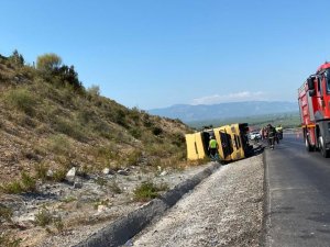 Akaryakıt Tankeri Devrildi, Yakıt Sızıntısının Alev Almaması İçin Ekipler Yoğun Çaba Sarf Etti,