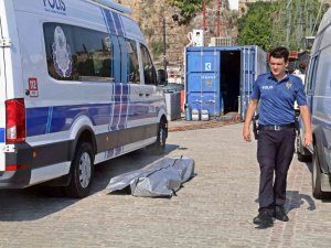 Antalya’da Denizde Erkek Cesedi Bulundu