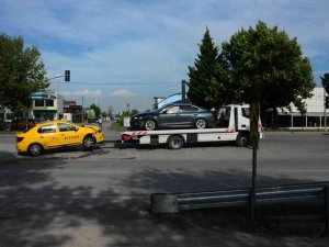 Otomobille Çarpışan Ticari Taksideki 3 Kişi Yaralandı