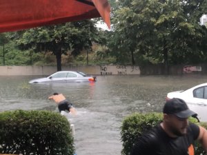 İ̇stanbul’da Güldüren Sel Manzaraları Kamerada