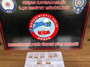 Polisin Şüphe Üzerine Durdurduğu 2 Kişinin Üzerinden Uyuşturucu Çıktı
