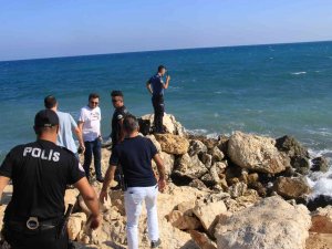 Mersin’de Denize Giren İki Arkadaştan Biri Boğuldu, Diğeri Yoğun Bakıma Alındı