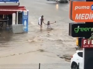 Başkent’te Sel Sularına Kapılan Genç Kızı Bir Vatandaş Kurtardı