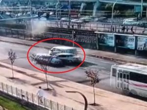 Kaza Yapmamak İçin Direksiyonu Çevirdi, Karşı Yönden Gelen Araca Çarptı: 1 Yaralı