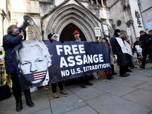 Assange İle Görüşen Abd’li Gazeteci Ve Avukatlar Gözetlendikleri İddiası İle Cıa’ye Dava Açtı