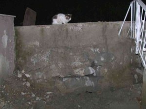 Avcılar’da İ̇ski̇ Çalışmasında Bahçe Duvarı Hasar Gördü, Yağmur Suları Evin İçine Doldu