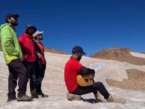 Vanlı Dağcılar Süphan Dağı Zirvesinde Saz Çalıp Türkü Söyledi