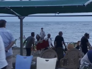 Bursa’da Deniz Kenarında Sandalyeli Kavga Kameralarda