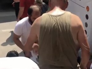 Bursa’da Kaza Yapan Motosiklet Sürücüsünün Yardımına Çevredekiler Koştu