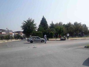 Otomobille Çarpışan Motosikletteki İki Kurye Yaralandı