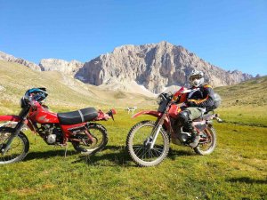 2 Bin 500 Rakıma Motorlarıyla Çıktılar, Yaylada Ki Çiftçiler Gördükleri Motosikletler Karşısında Şaşkınlıklarını Gizleyemedi