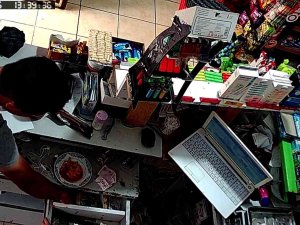 Fatih’te Bakkalı Çocuğuna Bırakan Baba, Hırsızı Cep Telefonu Kamerasından Gördü