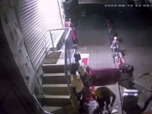 Fatih’te Hırsızlık Yapan Kişiyi Bavulla Dövdü