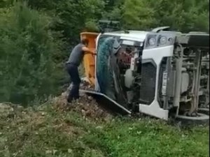 Hafriyat Kamyonu Devrildi: 1 Yaralı