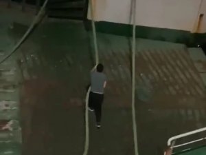 Maltepe’de Tehlikeli Oyun: Yan Yatan Gemiye Girdi