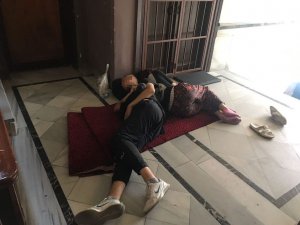 İ̇stanbul’da Sevgili Çift Kabusu Kamerada: Mahalleliye Sataşıp Camını Kırdılar