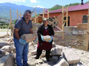 Artvin’de Kadın Üreticilerin Kooperatif Binasını Kadın Duvar Ustası Yapıyor
