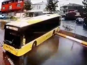 Sultanbeyli’de Yolcu Dolu İ̇ett Otobüsü Kayarak Kaldırıma Çıktı