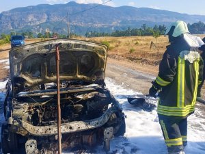 Kadın Sürücü Yanan Araçtan Son Anda Kurtuldu