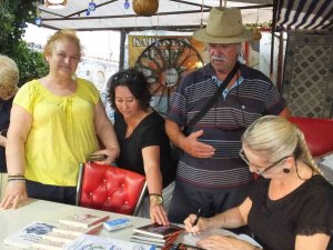 Burhaniye’ De Kadın Yazarlar Okuyucuları İle Buluştu