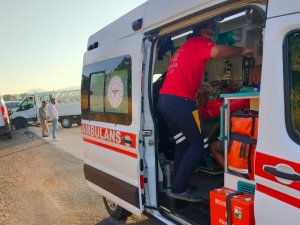 Minibüs İle Kamyonet Çarpıştı: 2 Yaralı