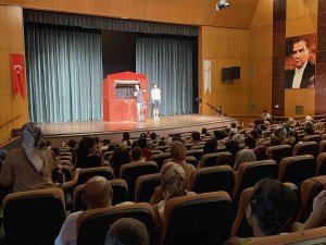 Çocuklara Kukla Gösterisi