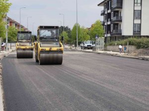 Alt Yapısı Tamamlanan Yollar Asfaltlanıyor