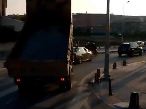 Bedaş’a Ait Kamyonet Trafikte Damperi Açık Şekilde İlerledi