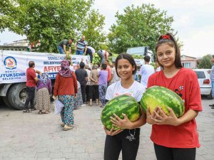 Üreticinin Elinde Kalan Karpuzlar Belediye Tarafından Halka Dağıtıldı