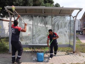 Duraklar Sabunlu Suyla Yıkandı