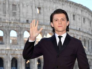 Tom Holland Sosyal Medyaya Ara Verdi