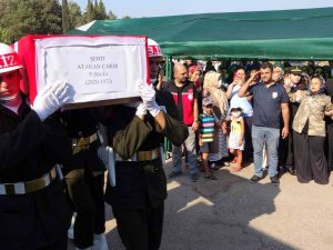 Kamuflaj Giyen Şehit Annesi Evladını Asker Selamıyla Uğurladı