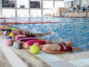 Yaz Spor Okulları’nda 2 Bin 100 Sporcu Adayı Yüzme Kursu Alıyor