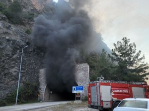 Tünelde Kaldırıma Çarpıp Devrilen Mikser Alev Alev Yandı