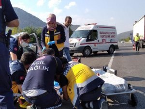 Otomobil İle Hafif Ticari Araç Çarpıştı: 1’i Ağır 4 Yaralı