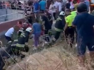 İ̇tfaiye Ekiplerinin Kurtardığı Anne Ve Kızı Gözyaşlarına Hakim Olamadı