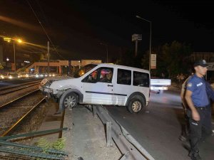 Bursa’da Ticari Araç Metro Rayına Uçtu : 1 Yaralı