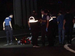 Motosikletten Düştüler, Yerde Yardım Beklerken Otomobilin Altında Kaldılar: 2 Ağır Yaralı
