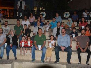 Hakkari Valisi Akbıyık, Vatandaşlarla Birlikte Açık Havada Film İzledi