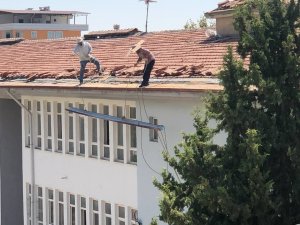 Okul Çatısında Tehlikeli Çalışma