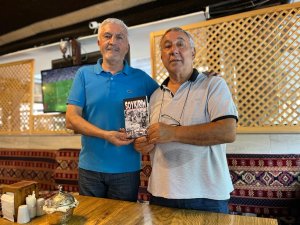 Serdar Ünsal “Soykırım” Kitabını İ̇sa Yaşar Tezel’e Hediye Etti