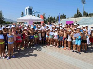 Şehzadeler Belediyesinin Yaz Okuluyla Yüzmeyi Öğrendiler