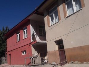 Elazığ’daki Depremde Bazı Binalarda Çatlaklar Oluştu
