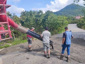 Ünye’de Beton Yol Çalışmaları Sürüyor
